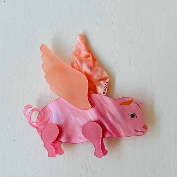 グッチ　ブローチ　フライングピッグ Gucci | Accessories | Gucci Flying Pig Brooch Never Worn | Poshmark